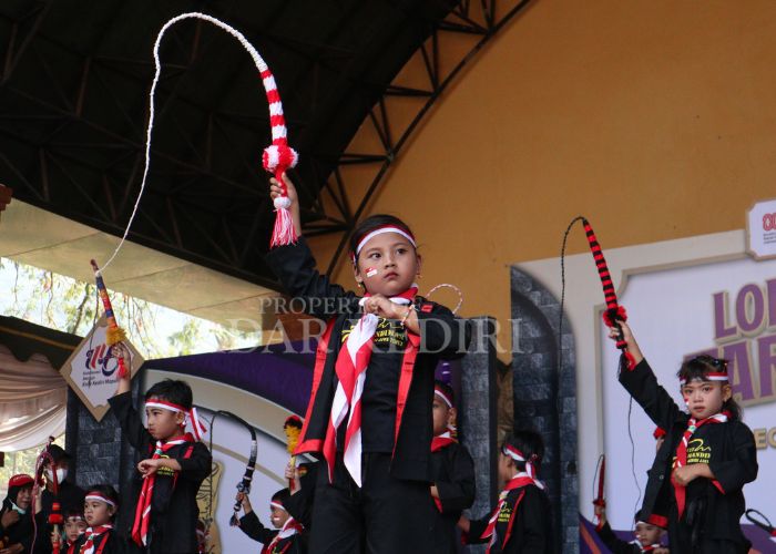 GENERASI PENERUS: Bocah SD memanikan pecut di Lomba Cipta Kreasi Tari Pecut Samandiman.