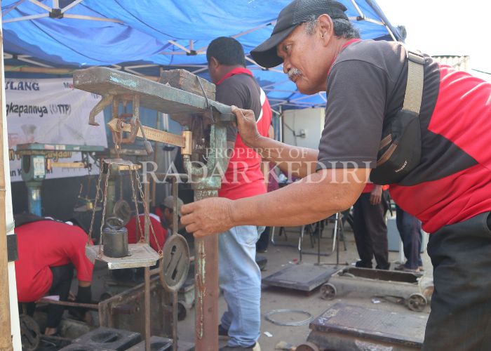 LINDUNGI KONSUMEN: Petugas memeriksa timbangan di pasar tradisinal.