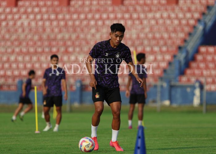 SIAP BERLAGA: Wigi Pratama saat latihan bersama skuad Persik Kediri.