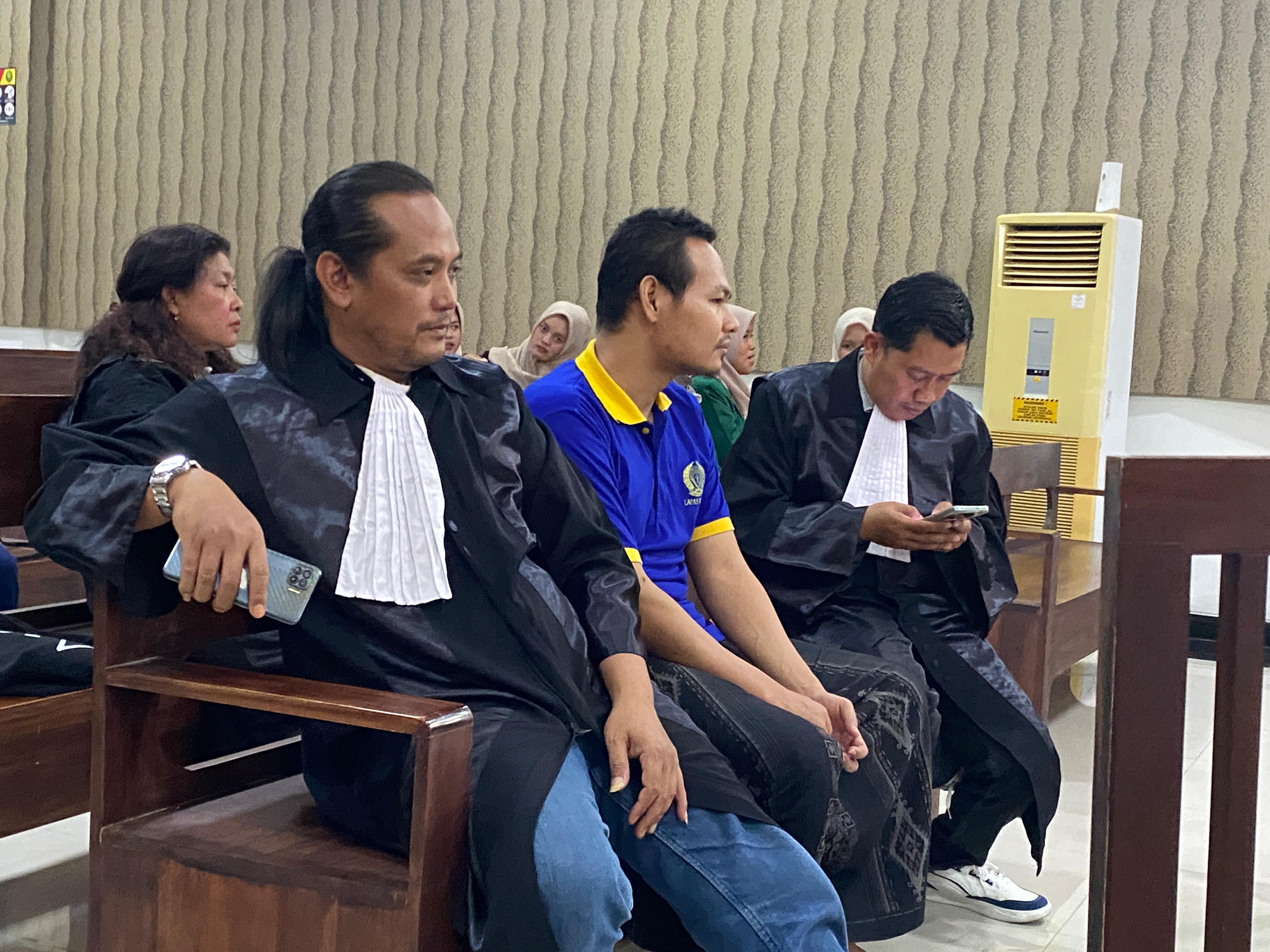 Terdakwa Antok saat menunggu sidang dimulai.