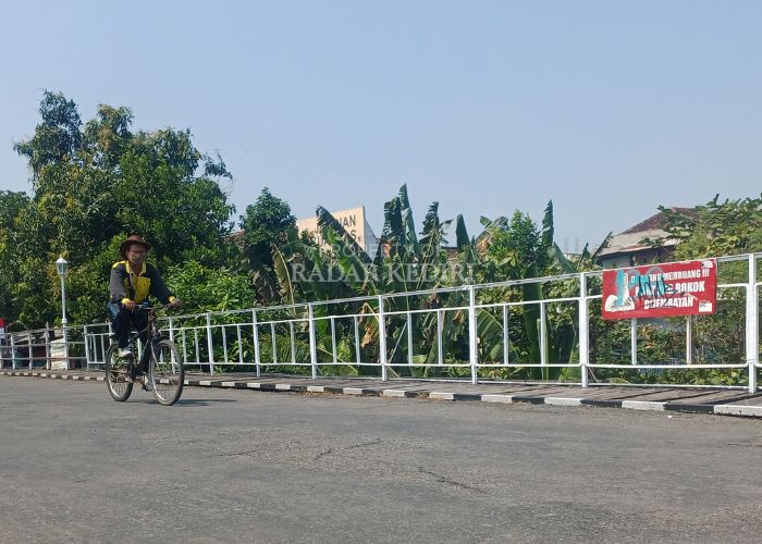 BUDAYA: Seorang pengendara sepeda melintas di Jembatan Lama Kota Kediri.