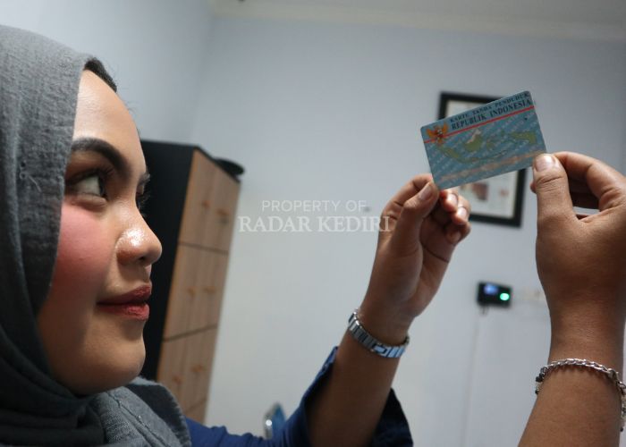 HAK ASASI: Ilustrasi seorang warga menunjukkan KTP.