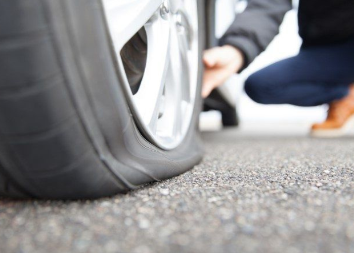 Ilustrasi ban mobil bocor.