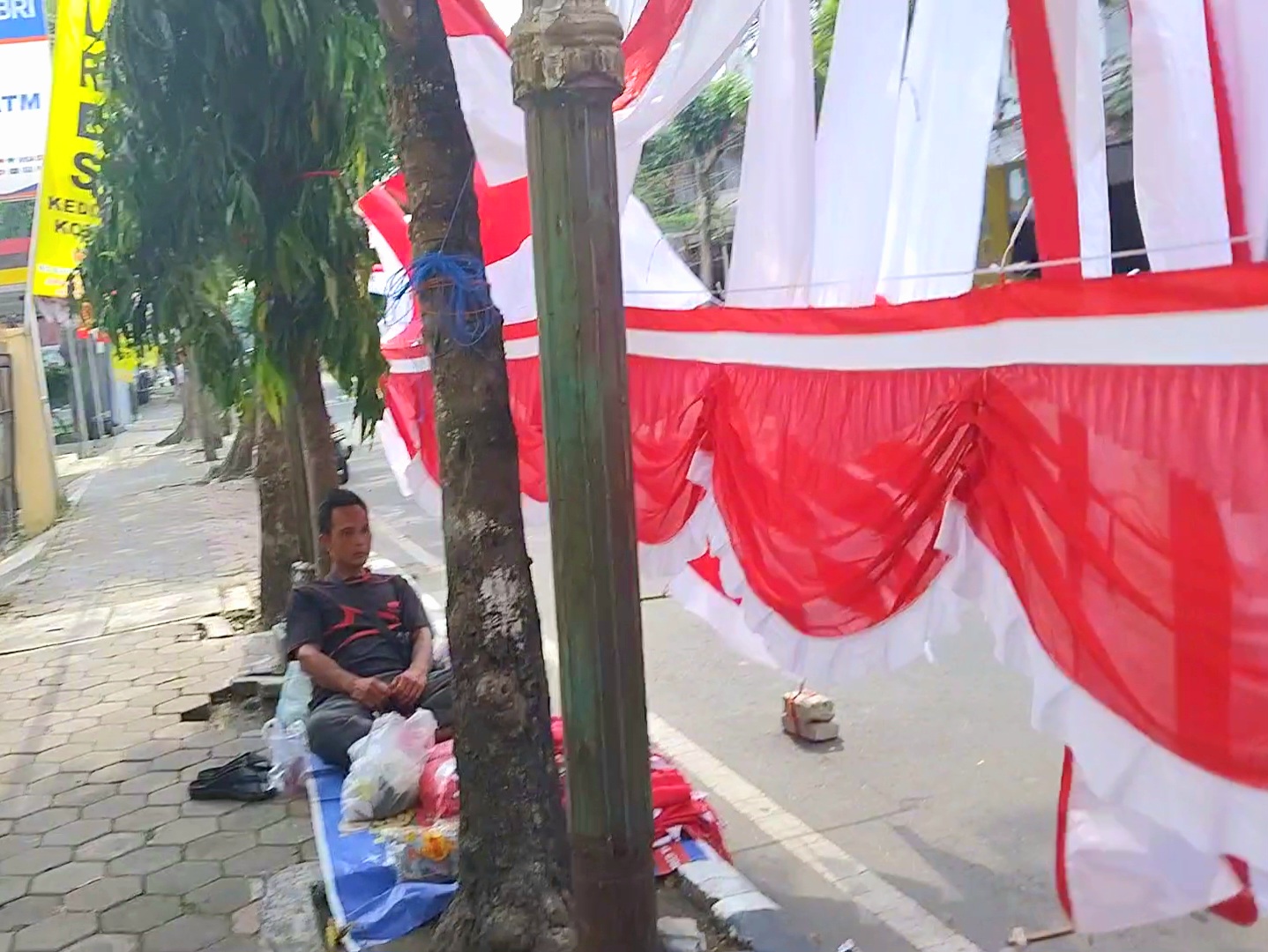 Adik, pedagang bendera musimam asal Garut (foto: Diana)