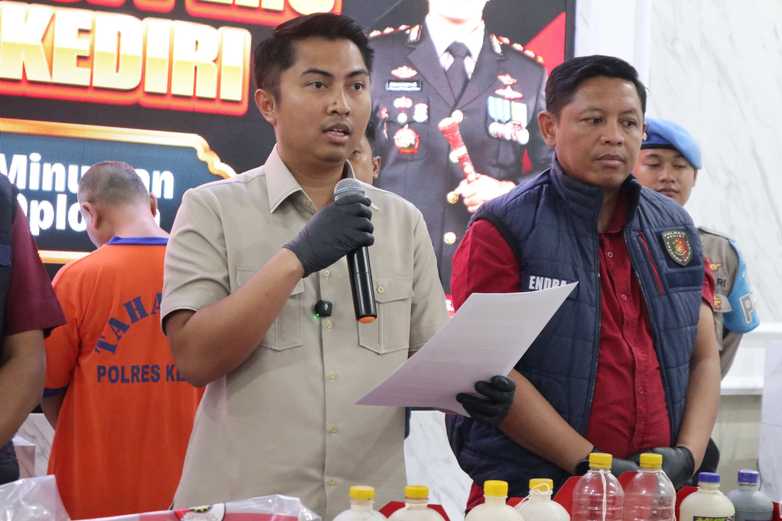 Kasatreskrim Polres Kediri AKP Joshua Peter Krisnawan saat rilis kasus miras oplosan.