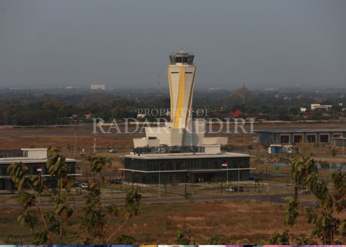 SEPI: Tower Traffic Control berdiri megas di dekat landasan pacu Bandara Dhoho Kediri. BP Haji melakukan peninjauan persiapan embarkasi dan debarkasi di bandara tahun depan.