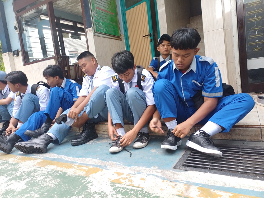 Enggar (paling kanan) memakai sepatu baru hasil patungan teman-temannya.