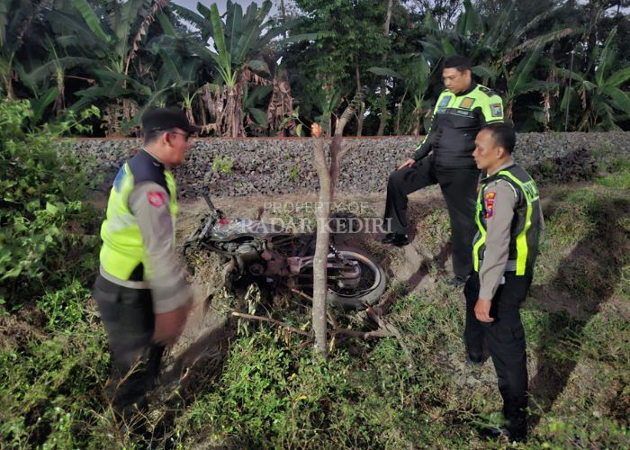 Petugas kepolisian mendatangi TKP kecelakaan KA Gajayana vs Honda Mega Pro di Desa Jambean Kras.