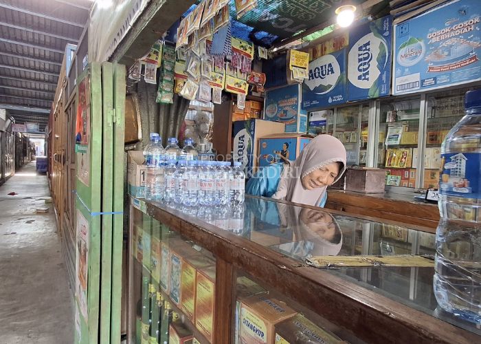 SEPI: Badriyah, 64, salah seorang pedagang di Pasar Gringging menata dagangannya. Pedagang berharap tiket masuk tak dinaikkan.