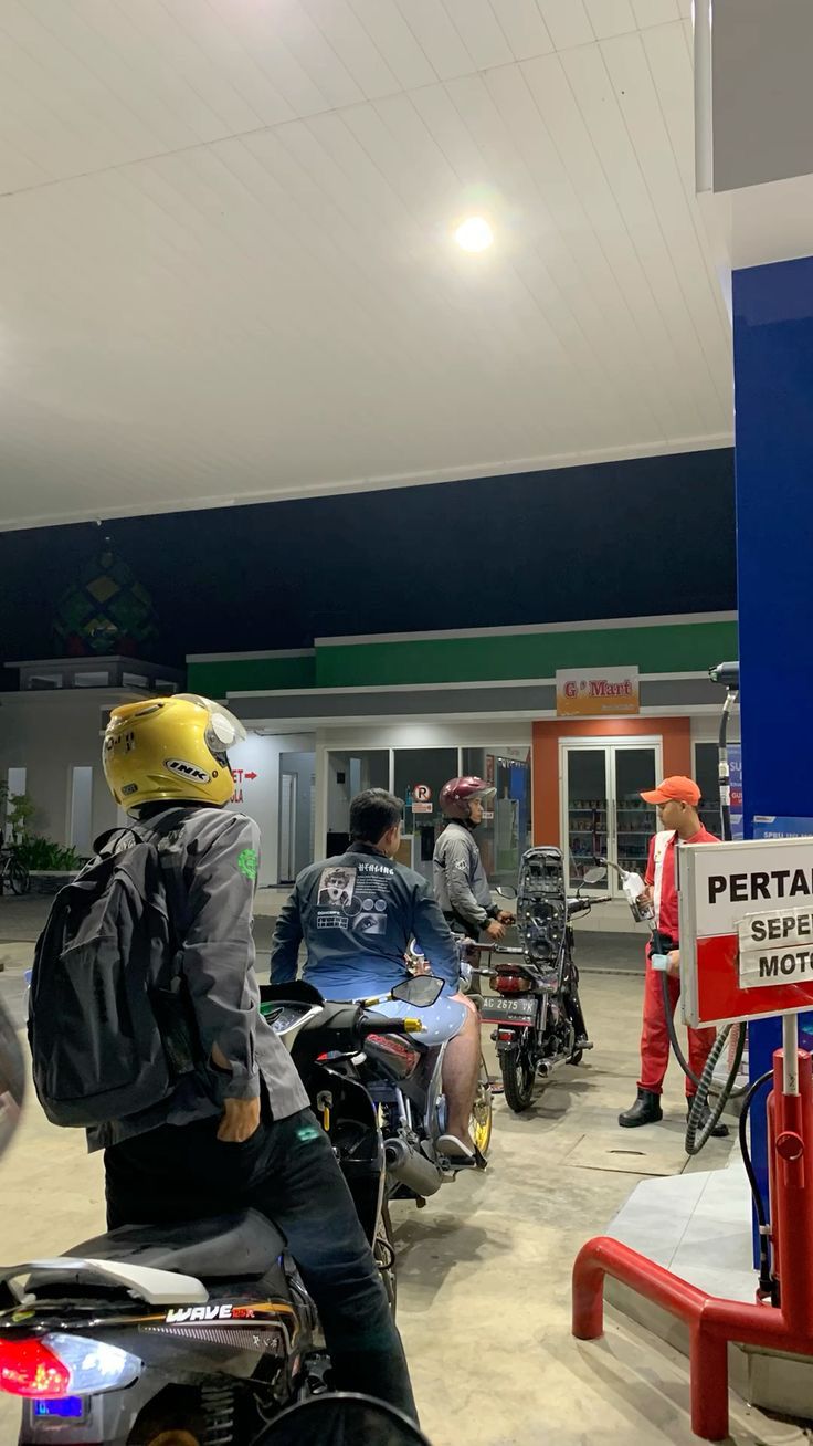 Ilustrasi motor kehabisan bensin.