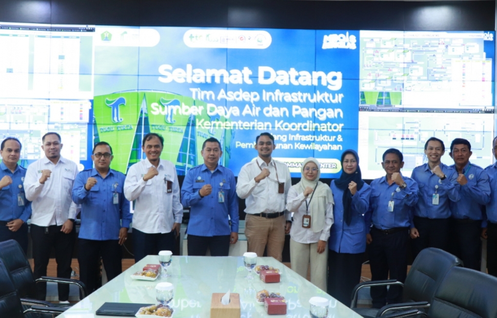 Tim Asdep Infrastruktur Sumber Daya Air & Pangan Kementerian Koordinator Bidang Infrastruktur & Pembangunan Kewilayahan saat mengunjungi Kantor Pusat Perumda Tugu Tirta Kota Malang.