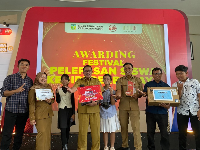 SMPN 3 Pare menjuarai Festival Pelepasan Siswa Berbudaya 2025 setelah menggelar acara perpisahan dengan kerja bakti di tempat ibadah dan kegiatan bermakna namun bersahaja lainnya.