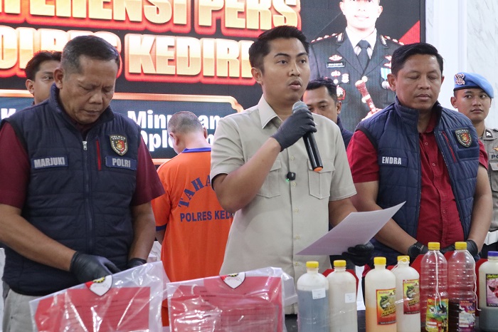 Kasatreskrim Polres Kediri AKP Joshua Peter Krisnawan menunjukkan barang bukti miras racikan dengan kandungan alkohol 96 persen dalam rilis kemarin (5/8).