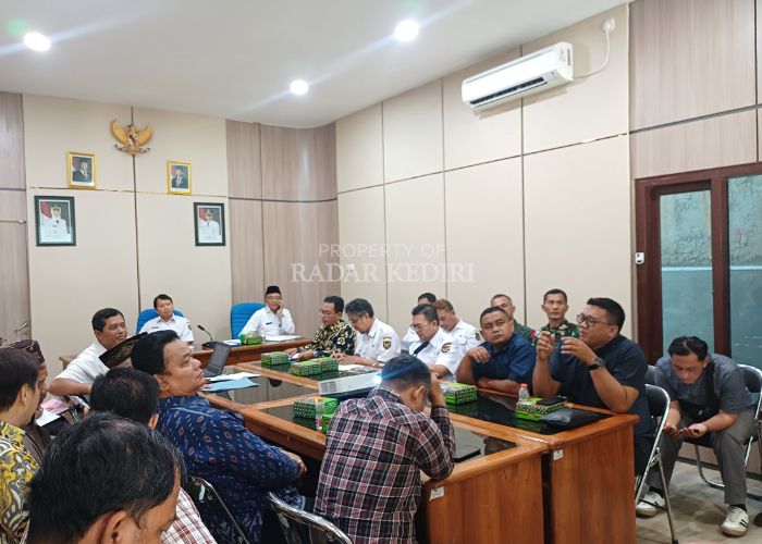 Audiensi membahas izin pendirian tempat ibadah.