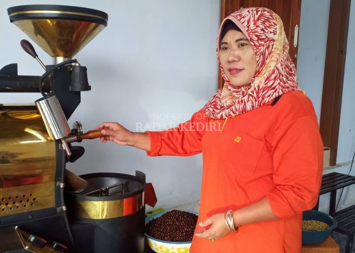 Suparmi mengolah kopi asli Desa Medowo.