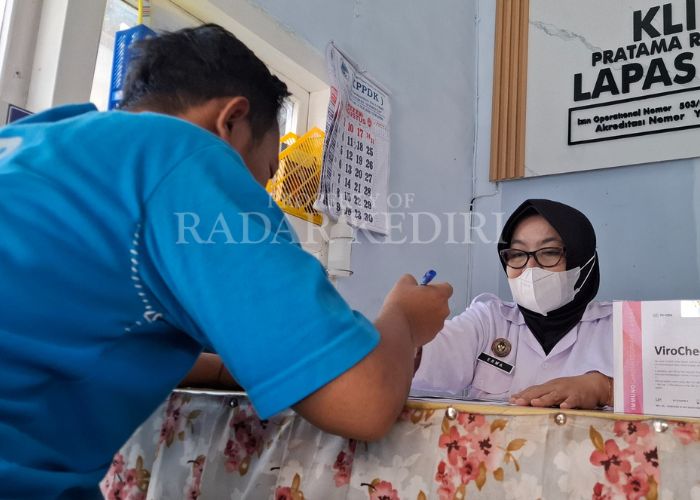 ANTRE: Seorang warga binaan melaksanakan cek kesehatan.