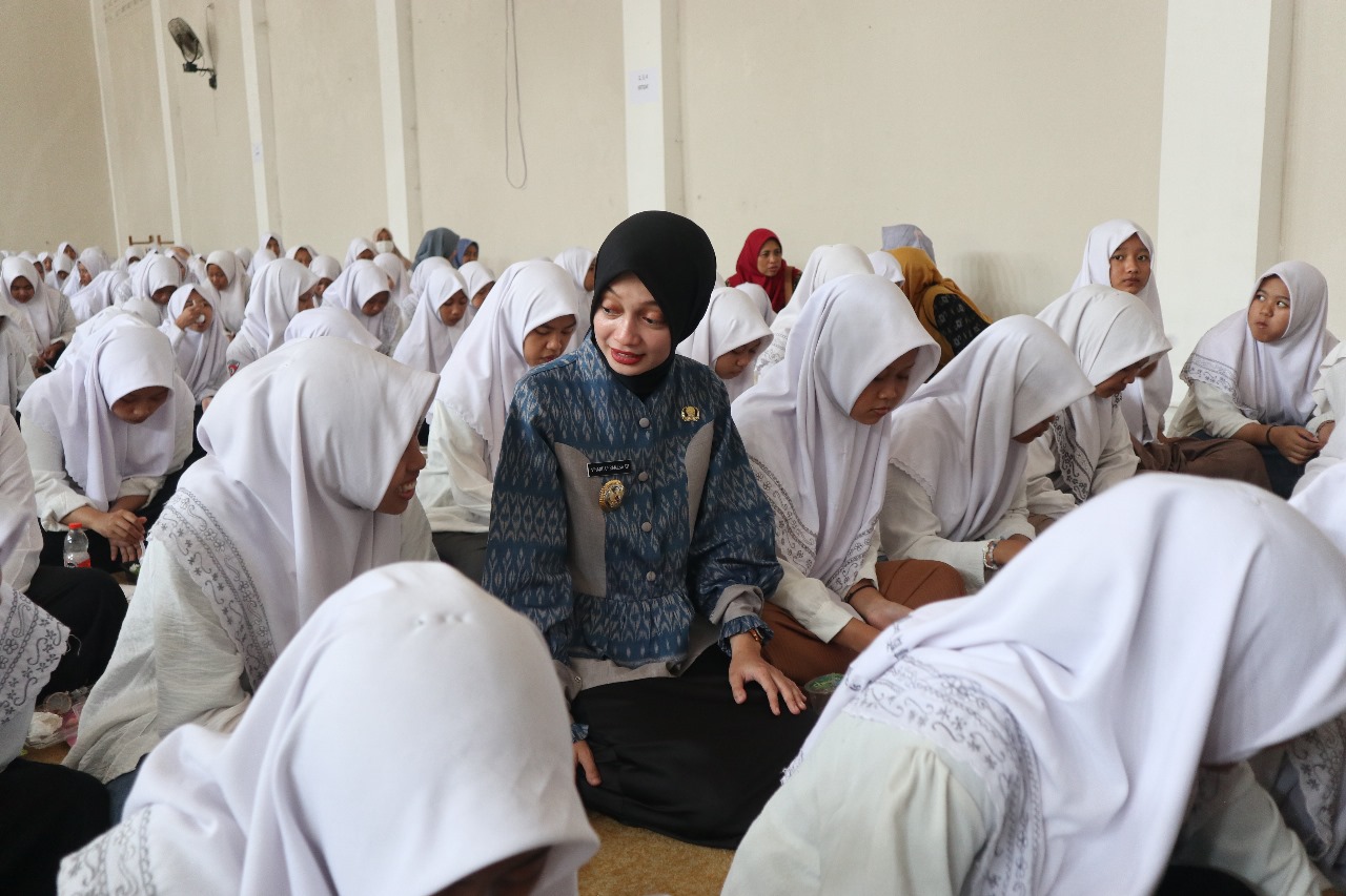 Wali Kota Kediri Vinanda Prameswati berbincang dengan santri Ponpes Al Amien, Ngasinan dalam pembagian tablet Fe atau zat besi dan makanan bergizi kemarin (8/8).