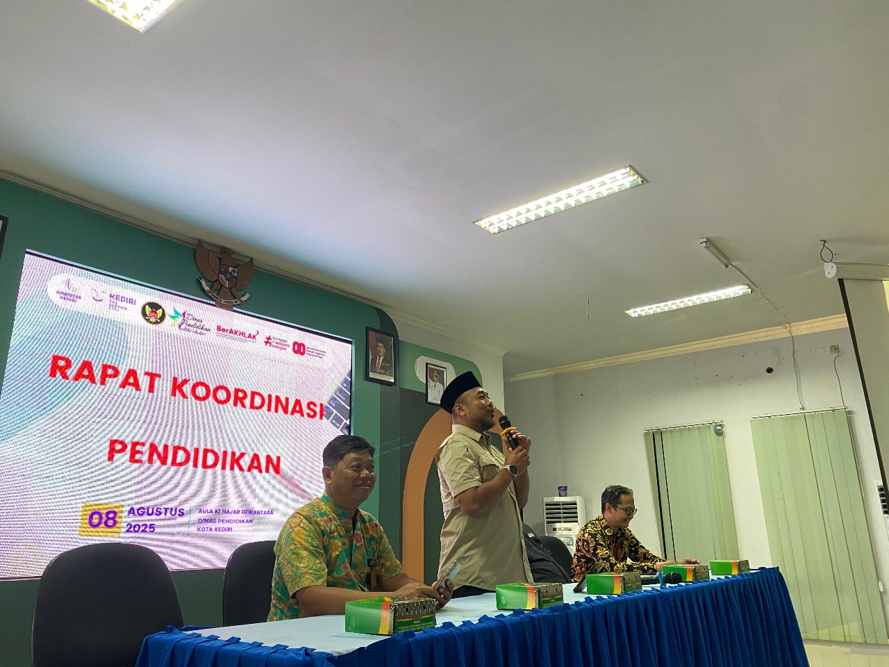 Kepala Dinas Pendidikan Kota Kediri M. Anang Kurniawan memimpin rakor dengan para kepala SD dan SMP di Kota Kediri di Aula Ki Hajar Dewantara Disdik Kota Kediri kemarin (8/8).