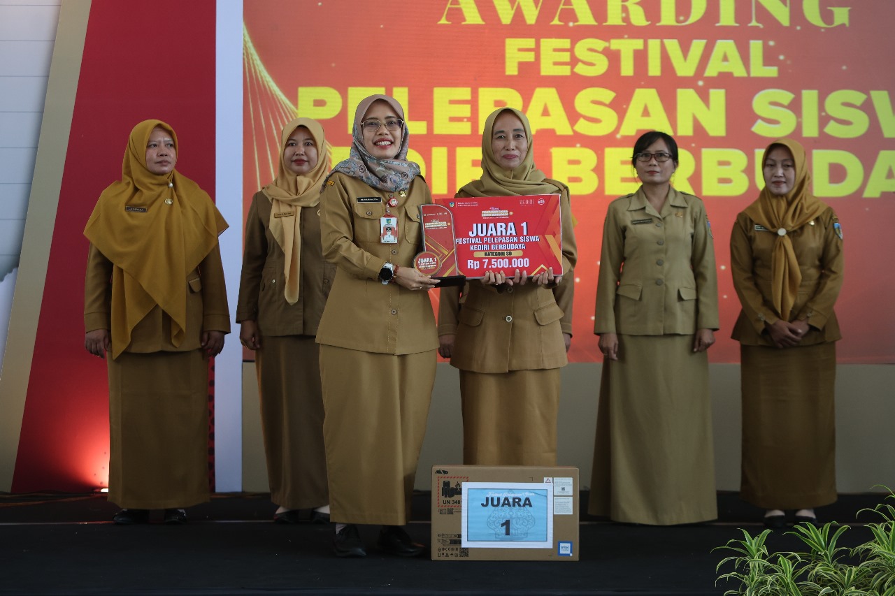 Wakil Bupati Dewi Mariya Ulfa menyerahkan trofi, piagam, dan hadiah uang tunai kepada TK Kusuma Mulia 1 Cerme yang menjadi juara I Festival Pelepasan Siswa Berbudaya 2025.