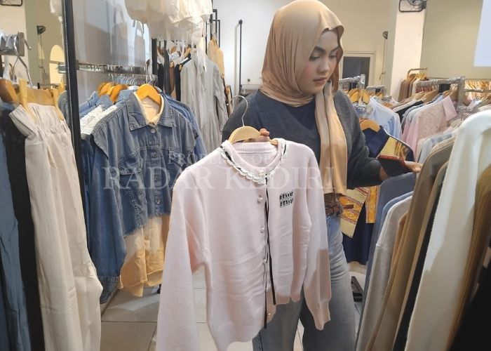 ESTETIK: Fashion masa kini yang jadi idola anak muda.