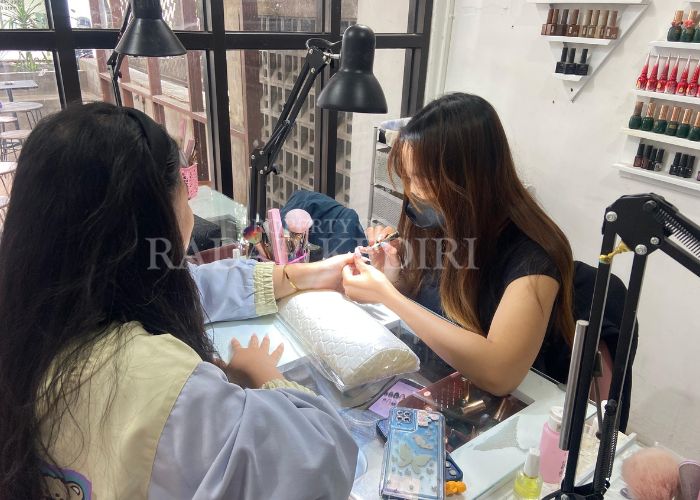 NAIL ART: Pelanggan memoles kuku.
