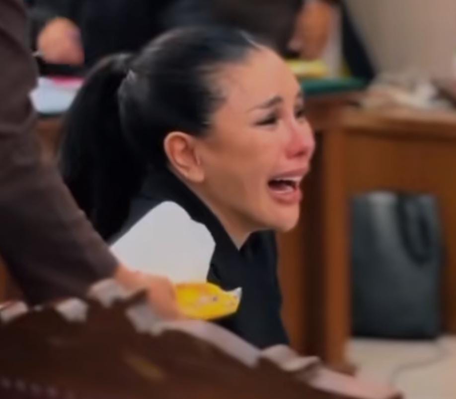 Nikita Mirzani nangis dalam sidang lanjutan