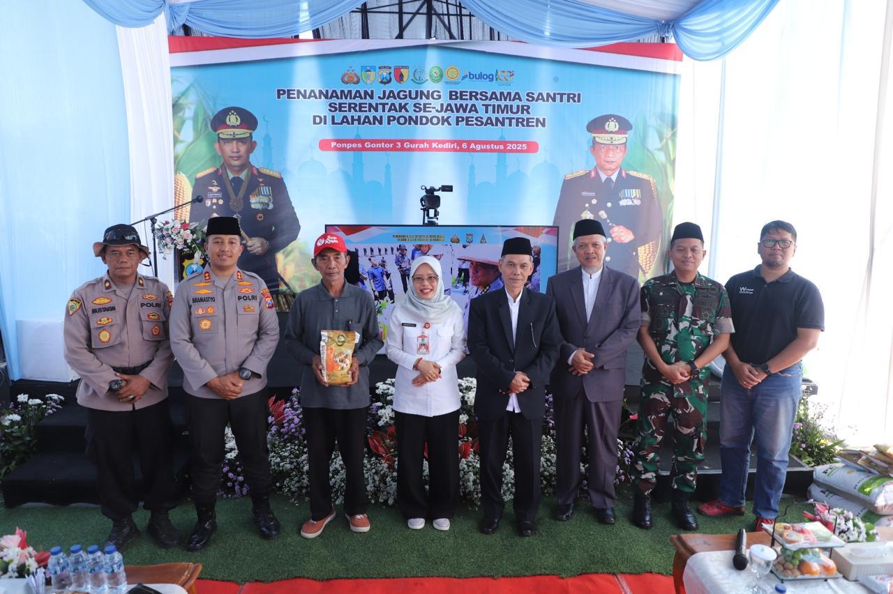 Pimpinan Pondok Modern Gontor Kampus 3 KH. Heru Wahyudi , bersama Forkopimda Kabupaten Kediri