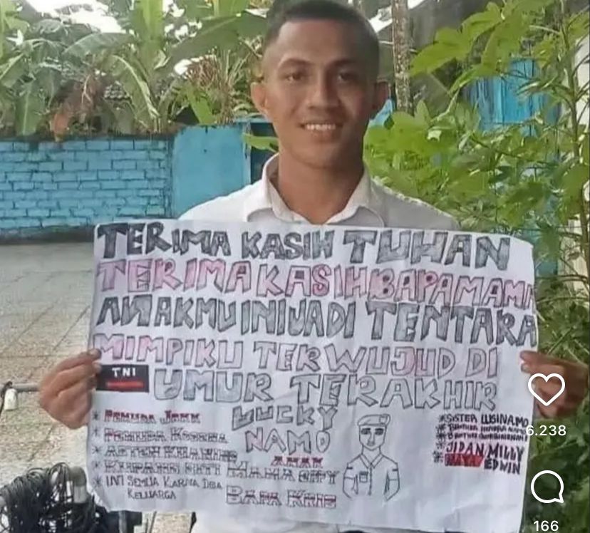 Mendiang Prada Lucky Namo saat lolos jadi TNI. Ia diduga tewas dianiaya seniornya.