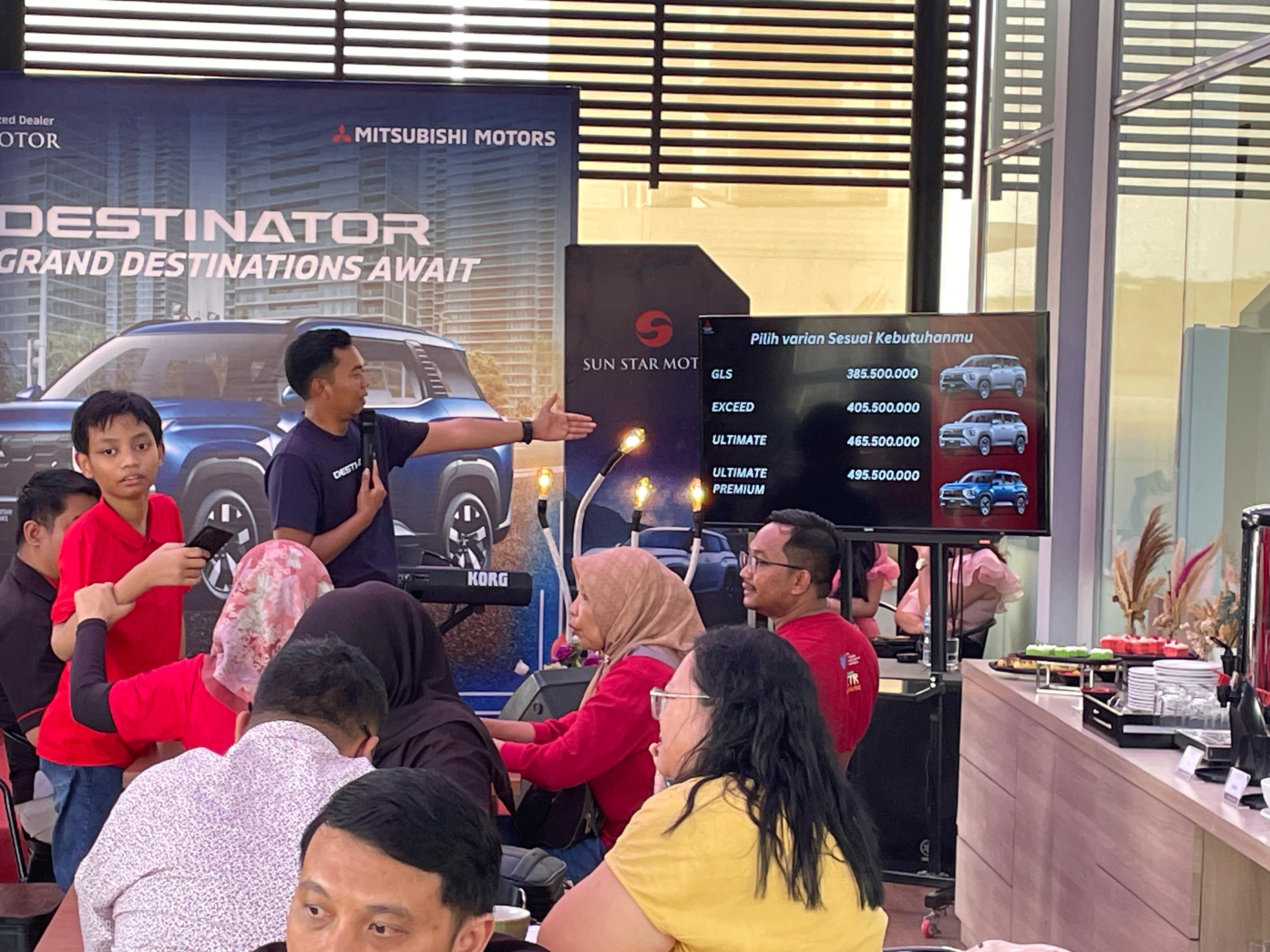 ALL NEW MITSUBISHI: Branch Manager PT Sun Star Motor Kediri Dadang Krisbianto mengenalkan All New Mitsubishi Destinator di Kediri.