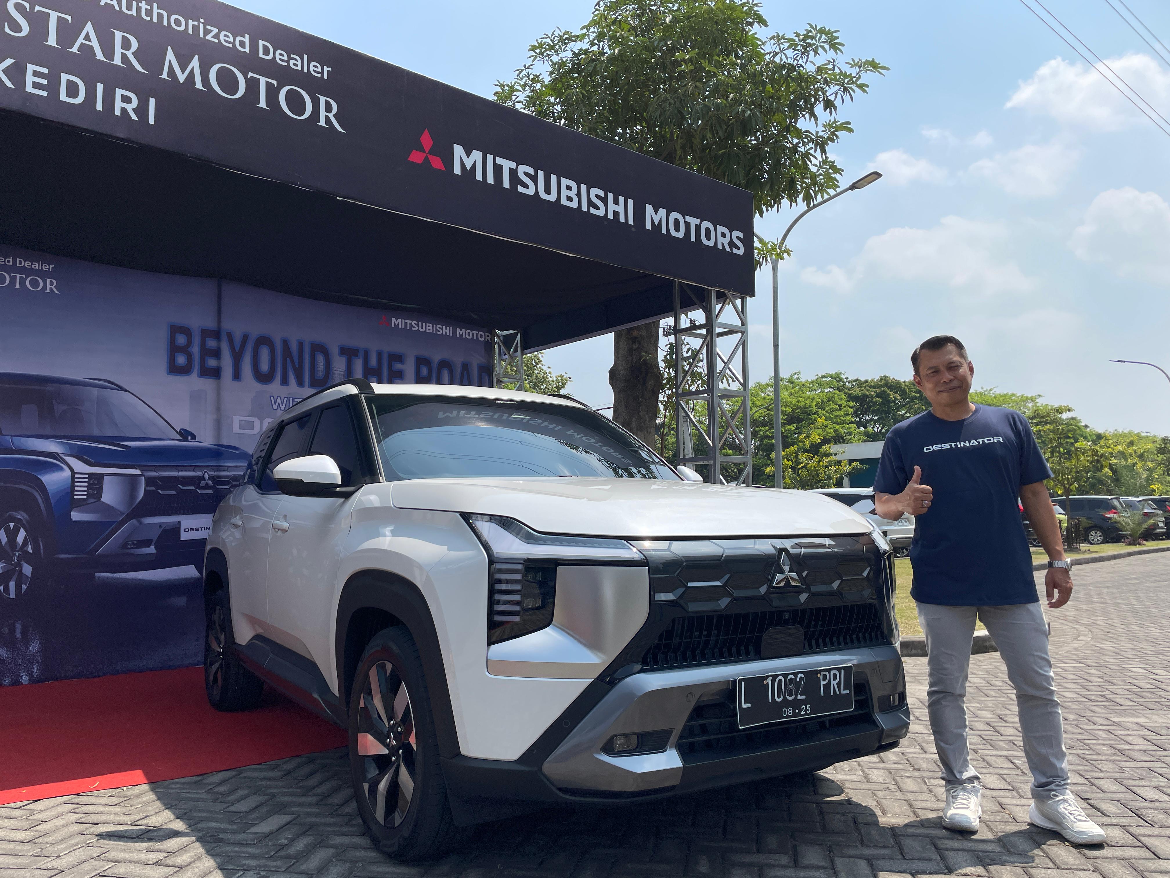 ALL NEW MITSUBISHI: Branch Manager PT Sun Star Motor Kediri Dadang Krisbianto mengenalkan All New Mitsubishi Destinator di Kediri.