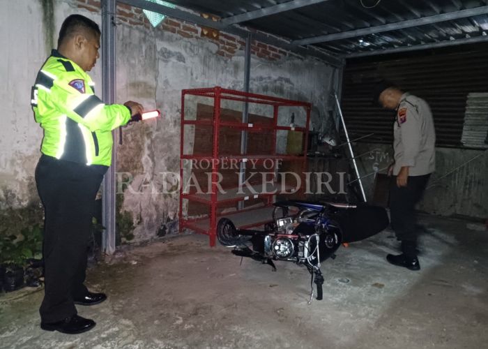 LAKA: Polisi mengamankan motor yang jadi barang bukti kecelakaan.