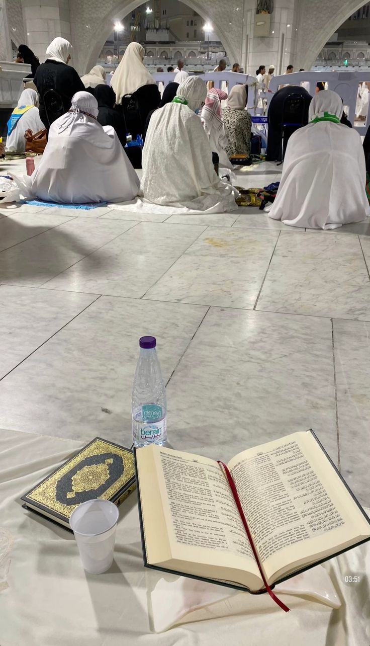 Ilustrasi salat subuh di Masjidil Haram.