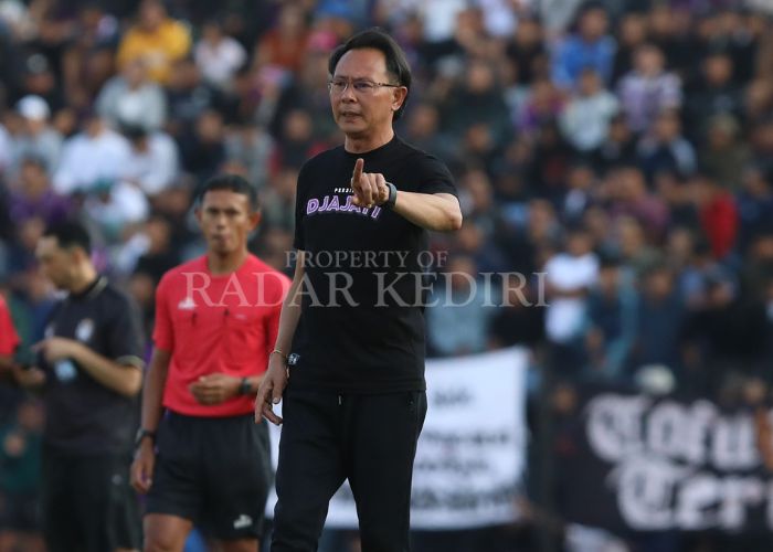 TEGAS: Pelatih Persik Kediri mengatur dari tepi lapangan.