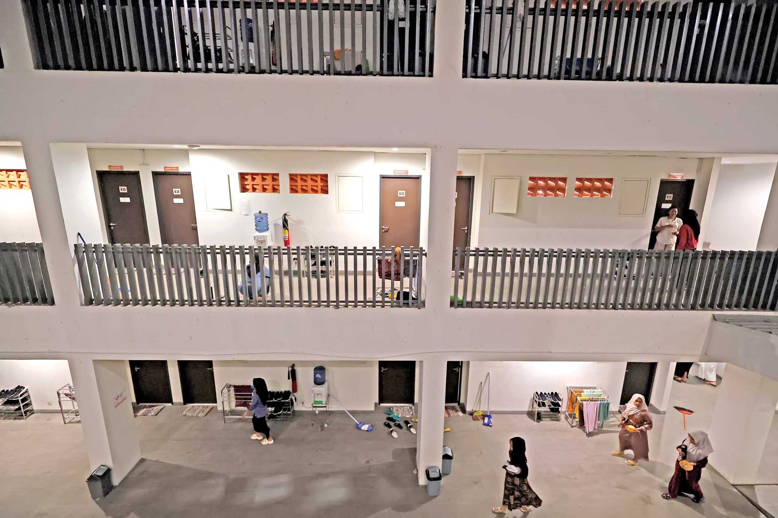 Suasana malam hari di asrama saat para siswa beraktivitas selepas kegiatan di sekolah.