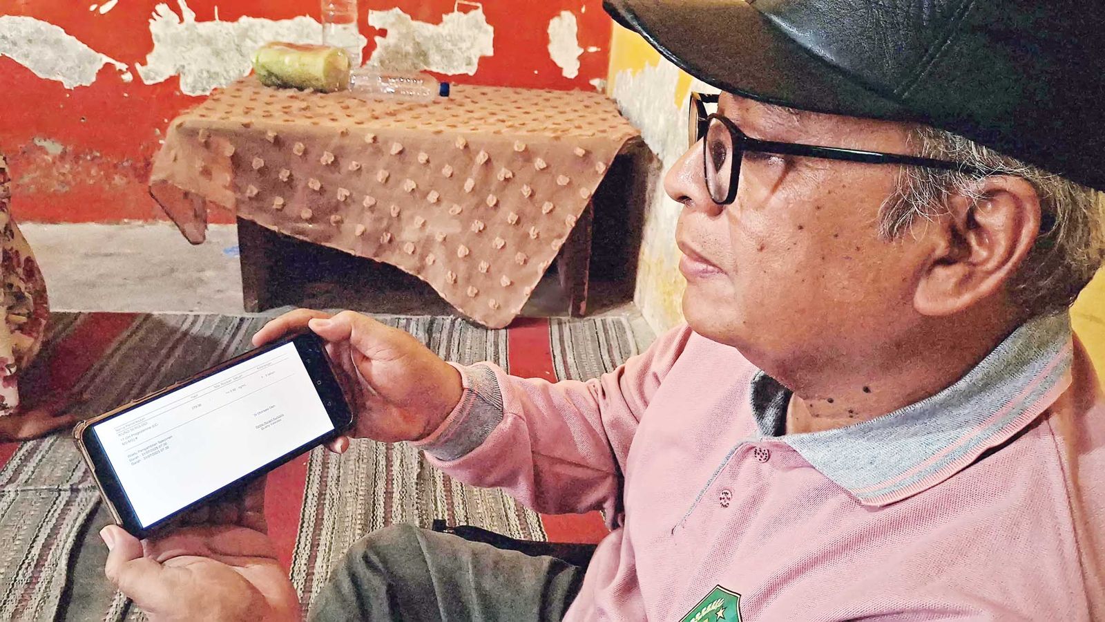 Anggota Komisi III DPRD Kabupaten Kediri Maskur Lukman menunjukkan hasil pemeriksaan imuno serologi Lik di RSUD Dr Soetomo Surabaya (6/8).