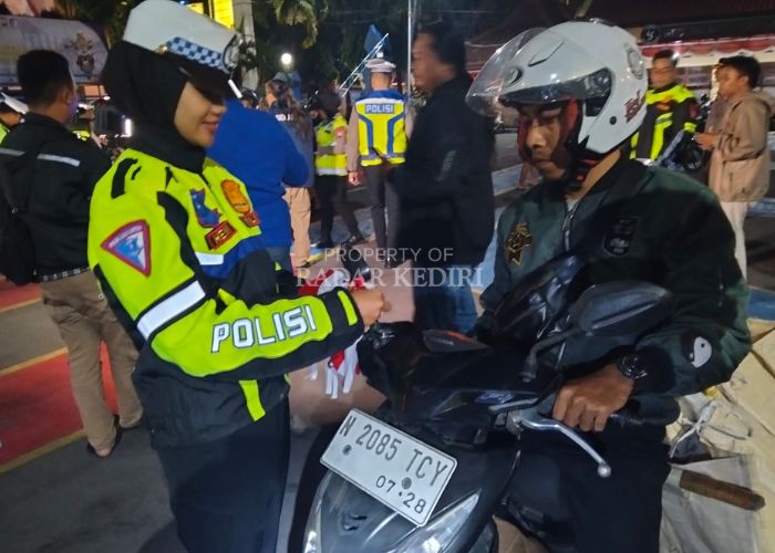 ANTISIPASI: Petugas Satlantas Polres Kediri Kota mengecek kelengkapan berkendara.
