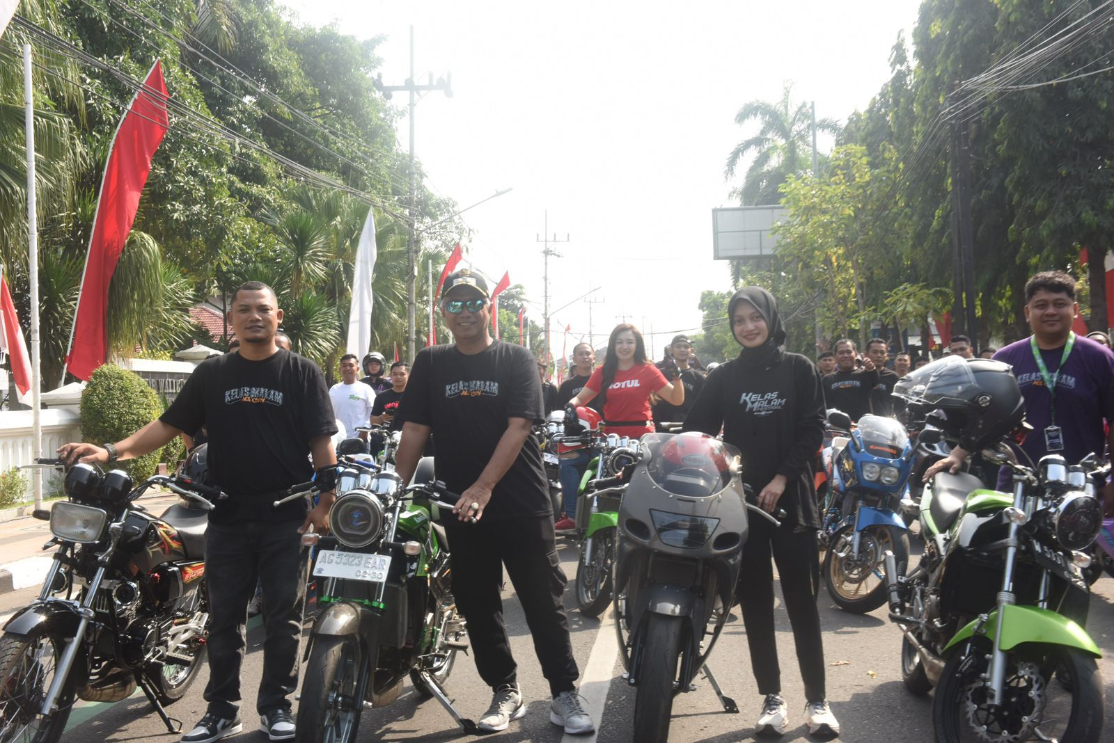 SEMANGAT: Wali Kota Kediri Vinanda Prameswati memberangkatkan riding Kelas Malam AG City Festival Ninja Two Stroke, Minggu (10/8).