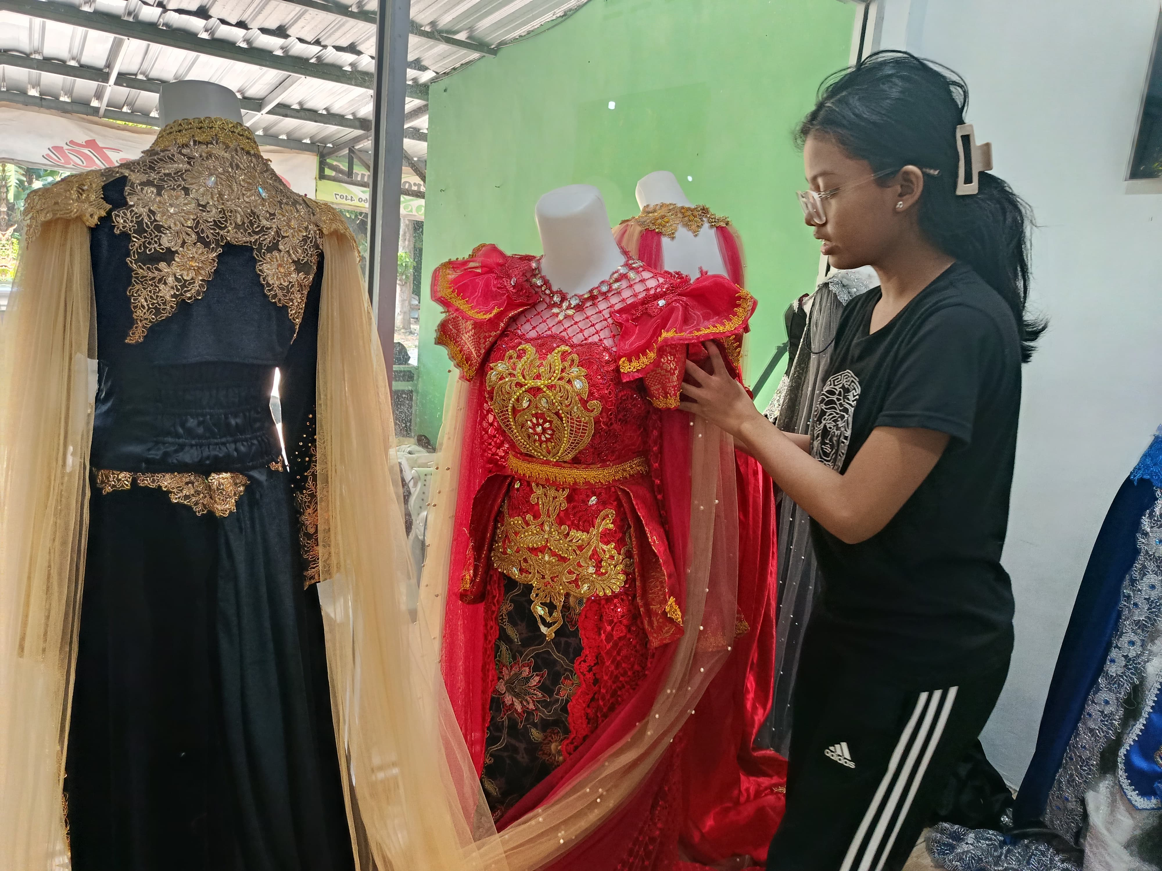Usaha persewaan baju asal Desa Bulu Semen ini banjir pesanan.