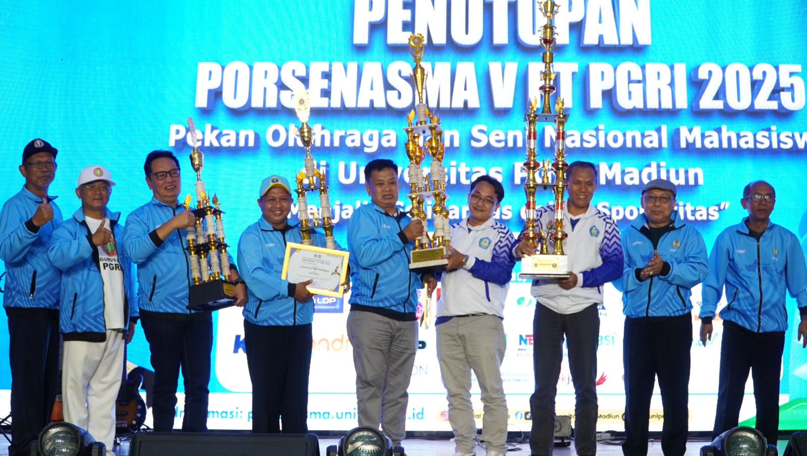 JUARA UMUM: Ketum kontingen UNP Kediri Dr. Irwan Setiyowidodo, M.Si., menerima piala Juara 1 beserta rektor UNP Kediri Dr Zainal Afandi menerima piala bergilir Porsenasma V 2025.
