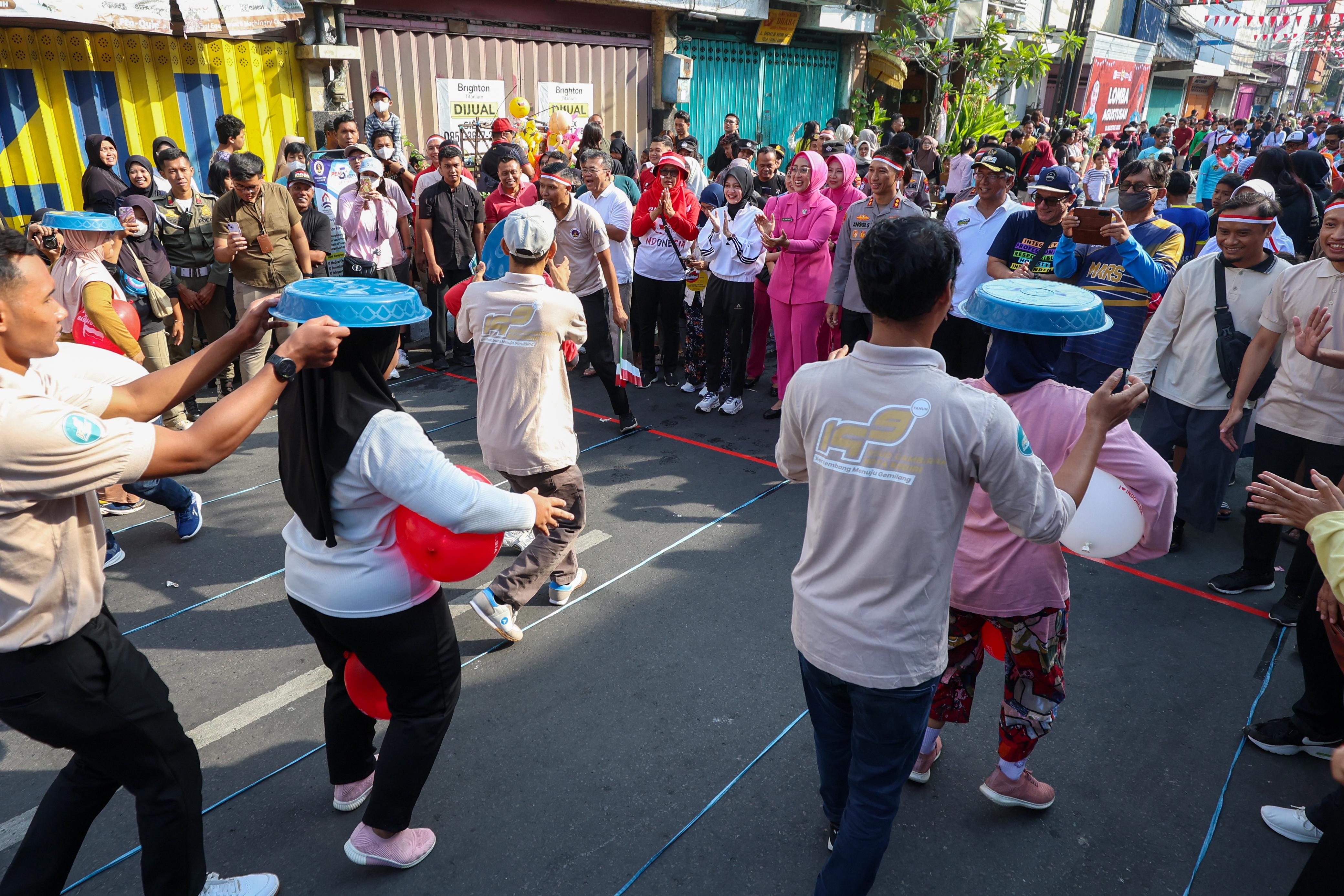 Wali Kota Vinanda, Kapolres Kediri Kota, dan Wakil Wali Kota Kediri menyaksikan lomba agustusan di CFD Jalan Dhoho tadi pagi (10/8)