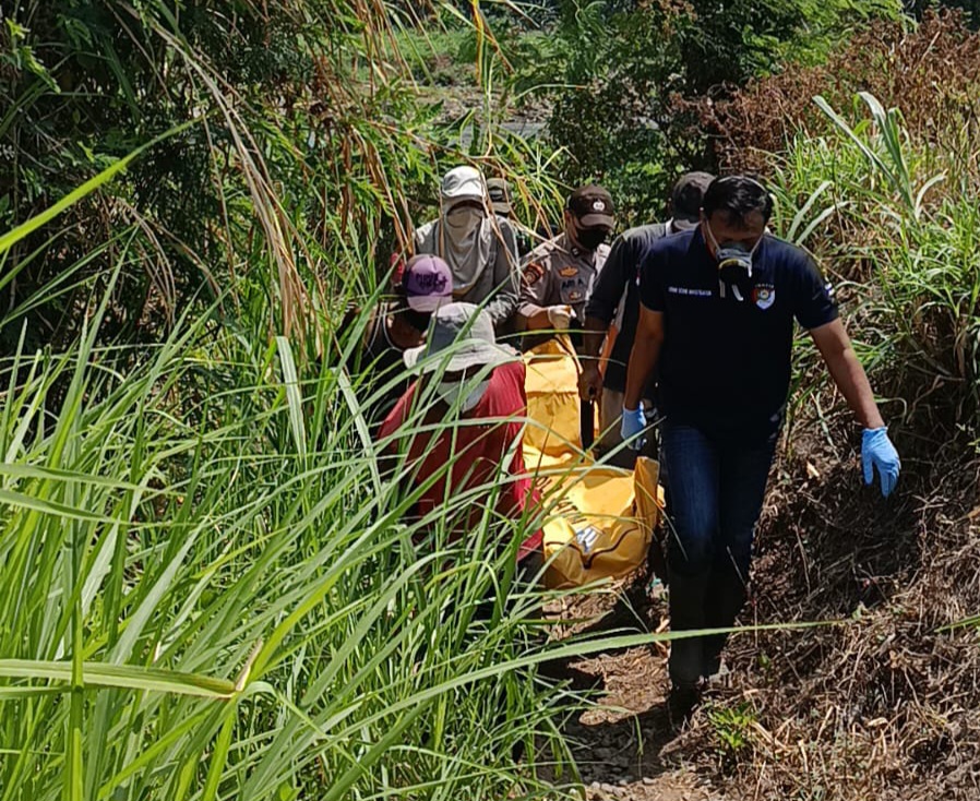Petugas mengevakuasi mayat pria tanpa identitas di Sungai Brantas masuk Desa Badal, Ngadiluwih.