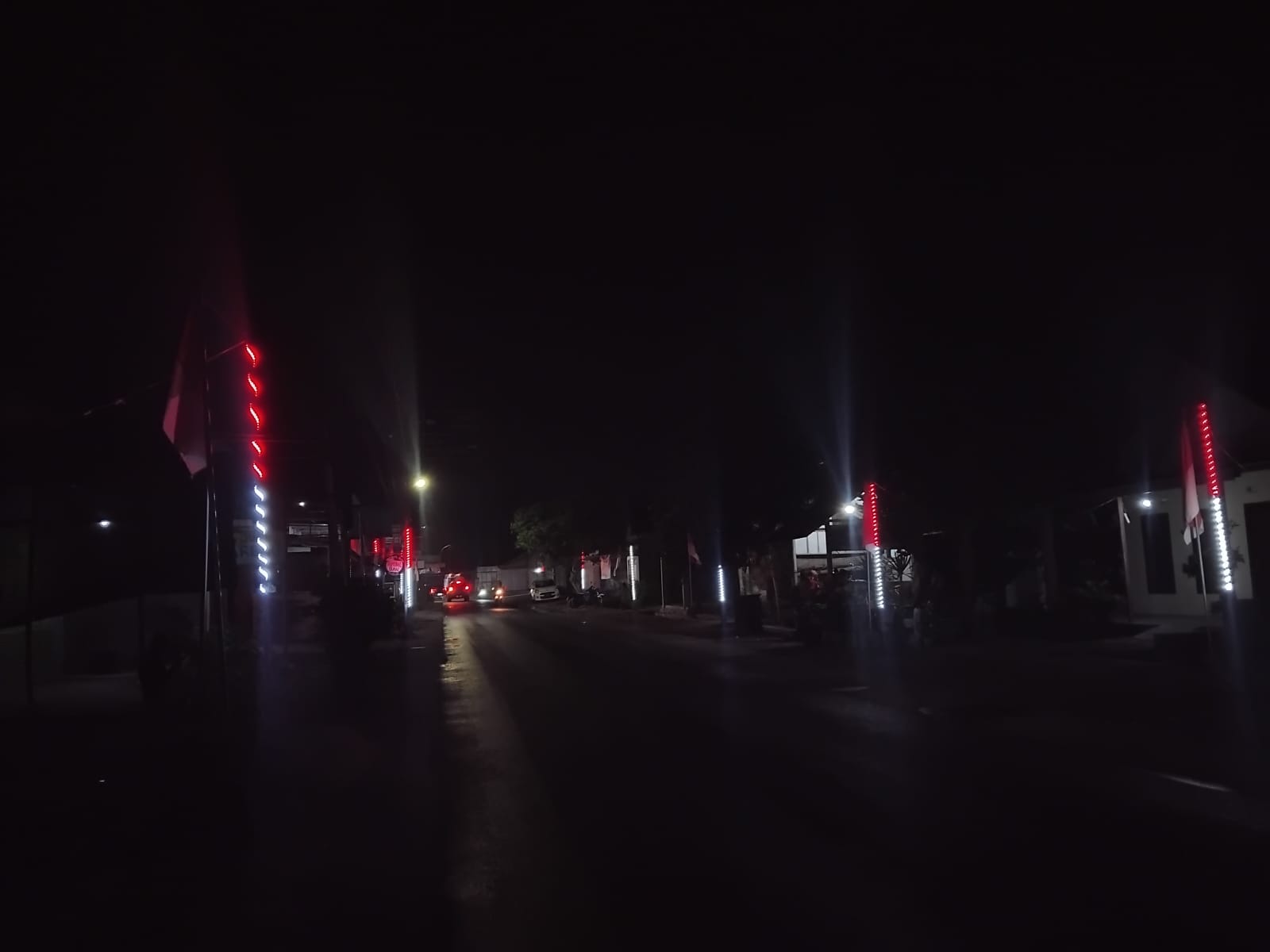 BERSINAR: Lampu LED di tepi jalan menyala terang menjelang perayaan hari kemerdekaan RI.