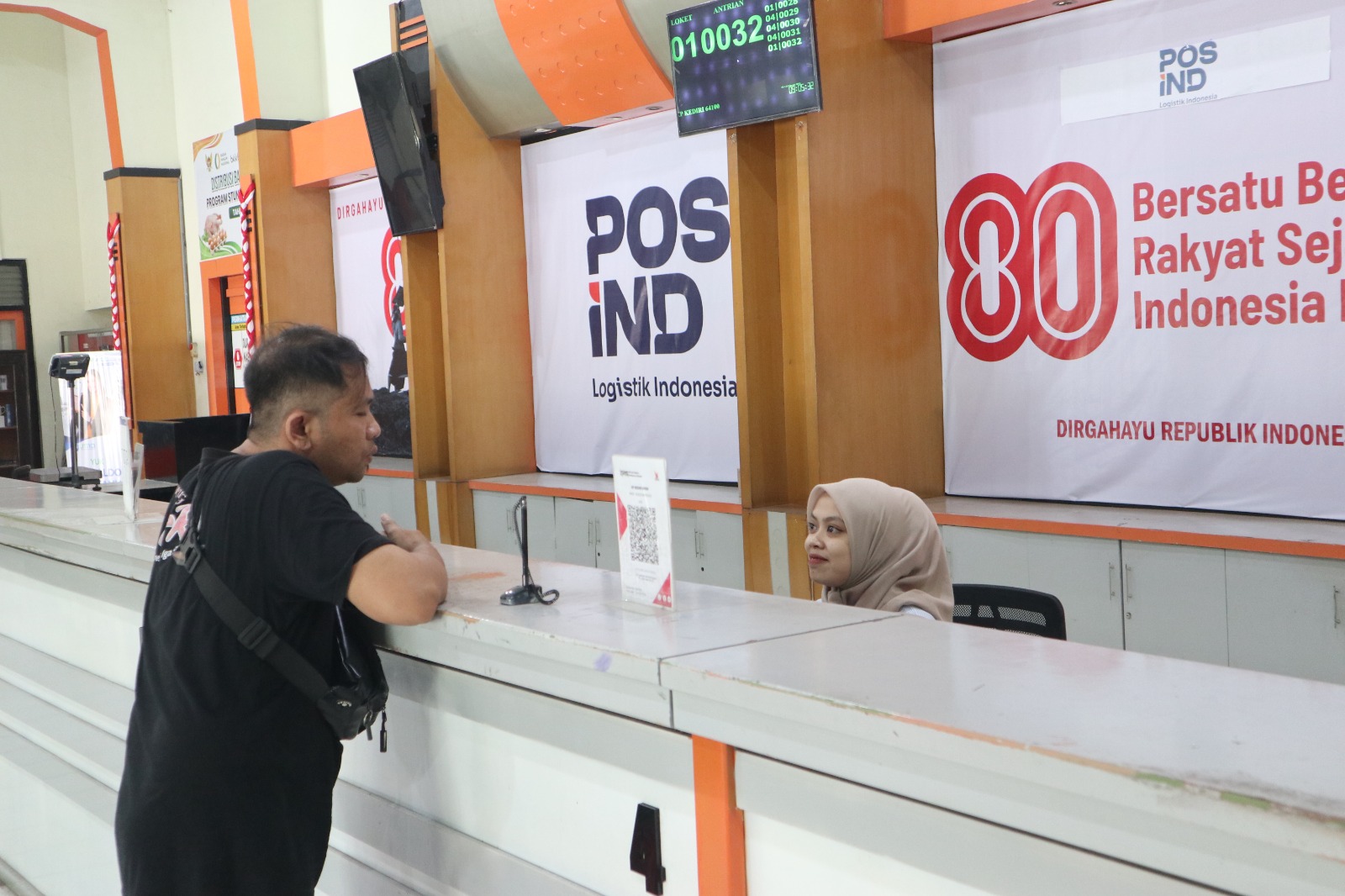 CAIR: Penerima manfaat bantuan subsidi upah saat mengambil uang bantuan di Kantor Pos. &nbsp;