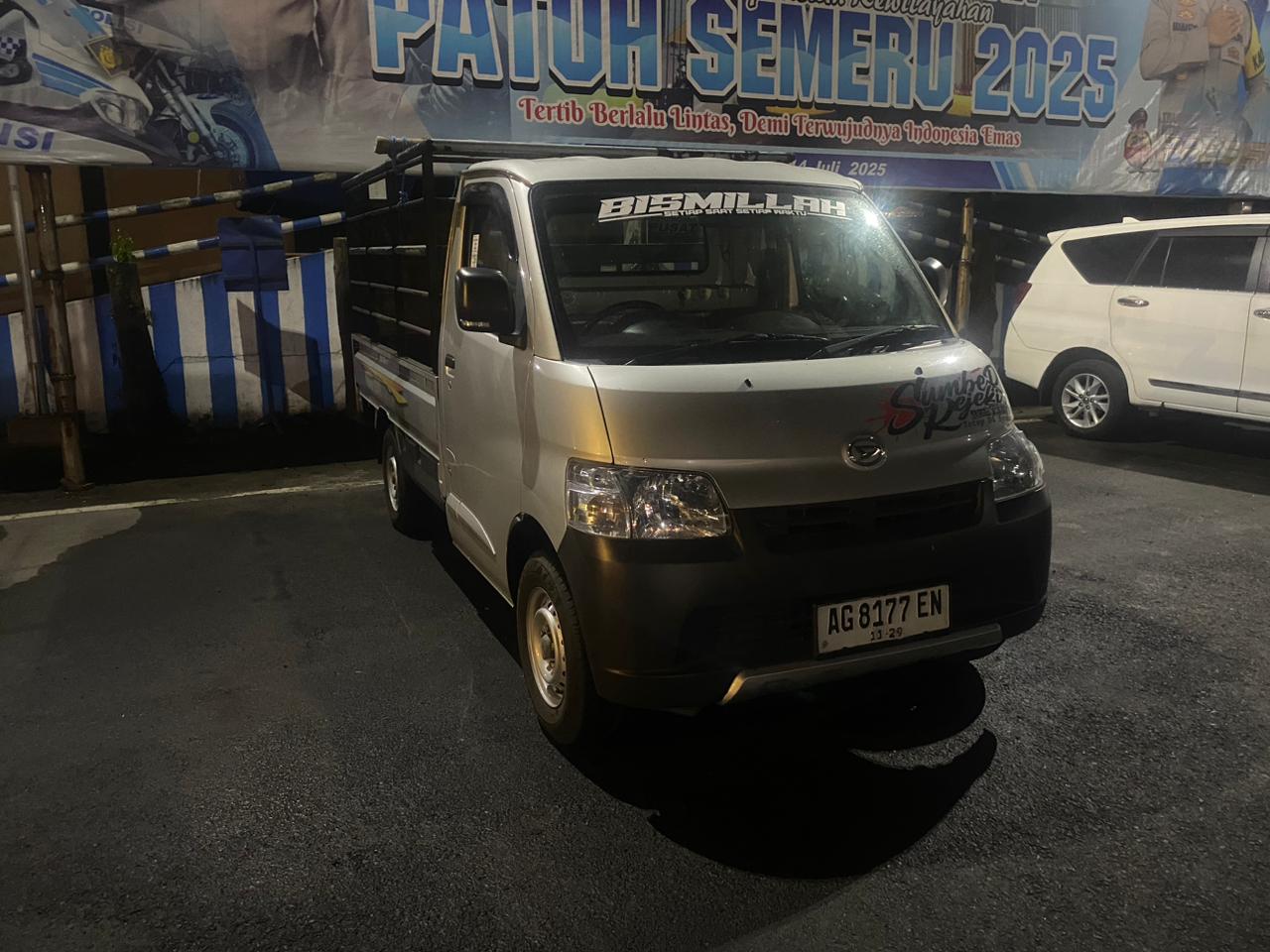 BARANG BUKTI: Mobil pikap yang dipakai pelaku untuk mengangkut sapjbhasil curian ke Mojokerto.