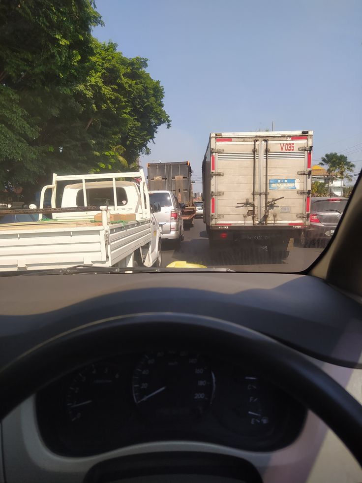 Ilustrasi mobil saat menanjak.