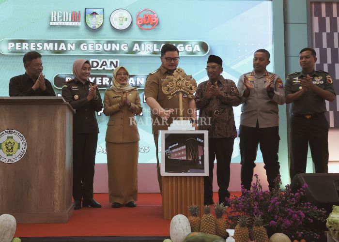 SINERGITAS: Bupati Dhito (tengah) bersama Direktur RSKK (tiga dari kanan) dan jajaran Forkopimda Kabupaten Kediri saat meresmikan gedung Airlangga secara simbolis (11/8).