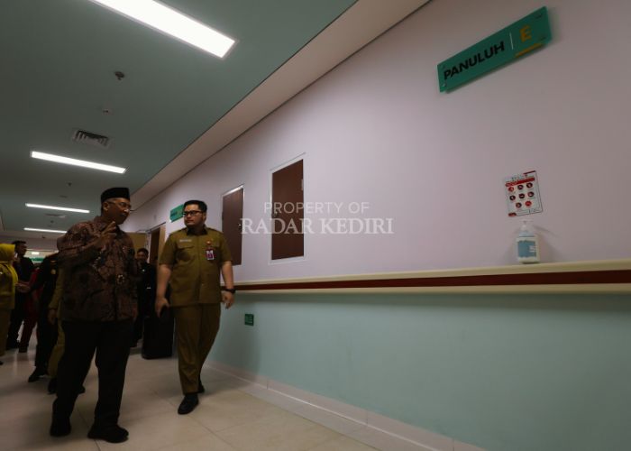 KOMPAK: Direktur RSKK dr. R. Gatut Rahardjo, Sp.An. mendampingi Bupati Dhito saat room tour gedung baru.