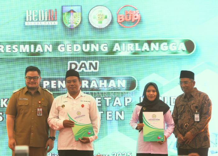 SEJAHTERA: Bupati Dhito bersama direktur berfoto bersama perwakilan pegawai penerima SK BLUD.
