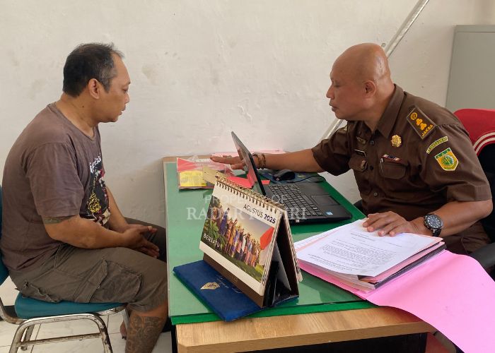 Tersangka saat dilimpahkan ke Kejari Kota Kediri.