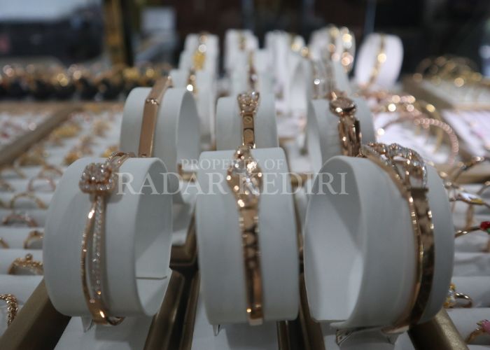 BERKILAU: Perhiasan emas di Pegadaian Kediri.